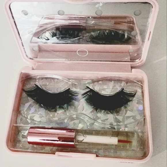 Luxury Dramatic 3D Lashes with LED Lights Case and Glue - Picture 5 of 9